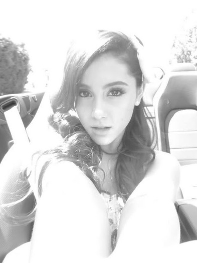 Ariana Grande Hot Pics2
