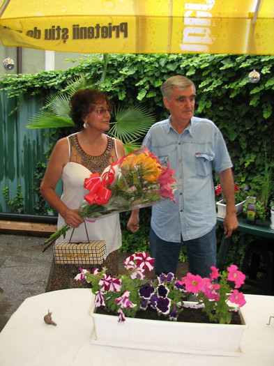 IMG_5079 - mama tata si florile - ziua mea iunie 2011