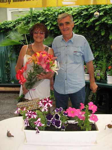 IMG_5080 - mama tata si florile - ziua mea iunie 2011