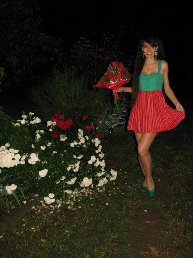 IMG_5183 - eu cu trandafirii lui Adrian langa trandafirii nostrii - ziua mea iunie 2011