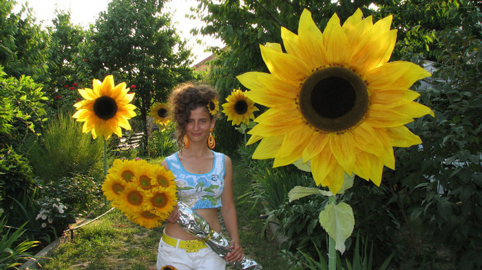 IMG_6702 - Cami cu florile - SUPERB - ziua lui Cami 15 ani si tortul urias - iulie 2011