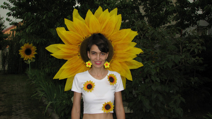 IMG_6987 - eu cu cap de floare - ziua lui Cami 15 ani si tortul urias - iulie 2011