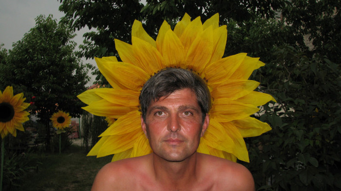 IMG_6984 - Mircea cu cap de floare - ziua lui Cami 15 ani si tortul urias - iulie 2011