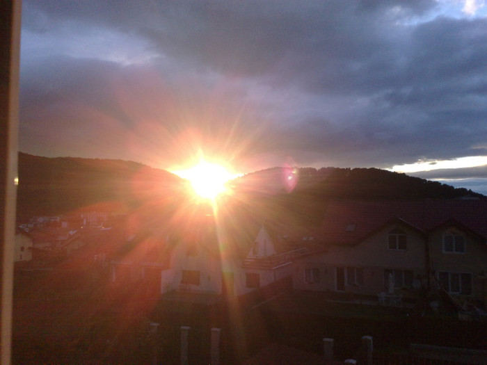 apus de soare cu nori negri