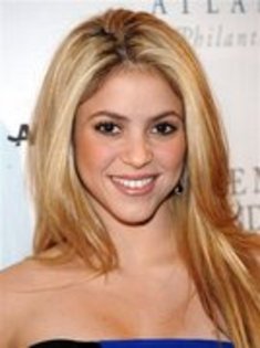 40612074_ZHIPLSHWJ - shakira