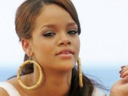 22255118_VZWDTEZDA - rihanna