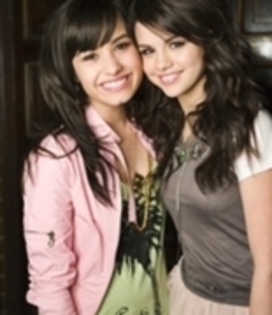 31777160_LRIEGYGQC - selena si demi