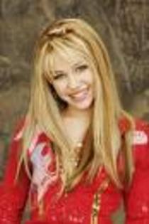 Hannah Montana ridica doua degete