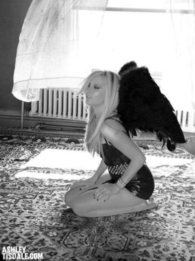 Ashley-Tisdale--la-filmarile-videoclipului-Crank-It-Up