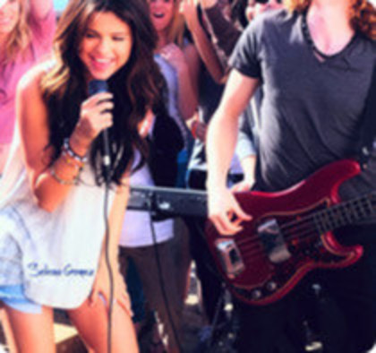 41381422_MKGJZROWE - 0-Love selena