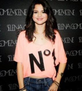 43572442_NGTOHQNRO - 0-Love selena