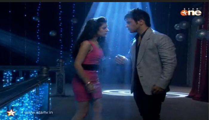 Jay Khurana saves Pia Dobriyal from falling[1]