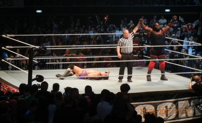 super-foto-primul-show-al-wwe-ului-la-bucuresti-vezi-toate-rezultatele-si-care-a-fost-atmosfera-la-p - poze cu swoul de wresling din romania