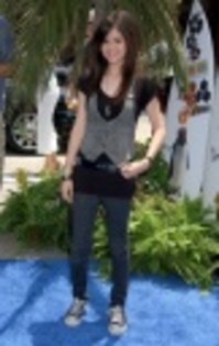 Selena-selena-gomez-556673_379_600 - poze Selena Gomez