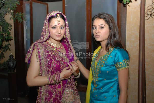 normal_Aneesha Kapoor,Muskaan Mehani at the location of Dahej Serial on 9Xon March 13th 2008(2)