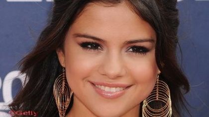 selena-gomez-din-nou-la-spital-oare-de-ce-o-doare-capul-si-are-greturi_size4