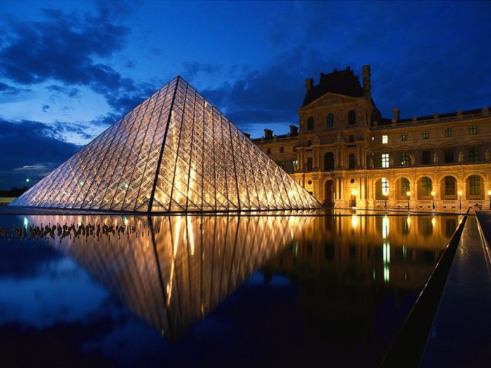 Pyramid at Louvre Museum, Paris, France - Franta