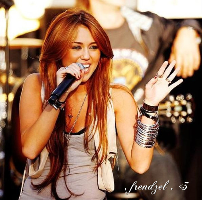 Tu sa taci  , tradatoareo  ! De azi inainte sa nu-mi mai intinzi mana pe strada !