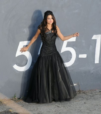 fe407_Selena-Gomez-Who-Says-Behind-the-Scene