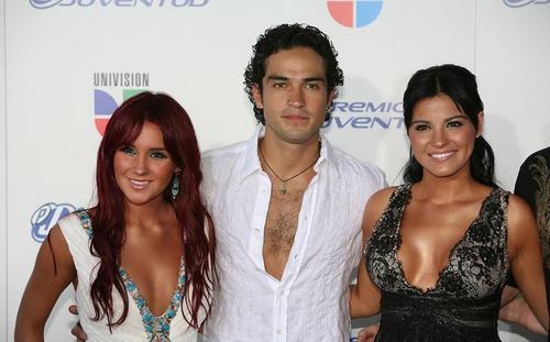 Dul, Poncho y May