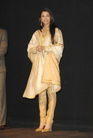 Aishwarya_Rai_1242890309_2