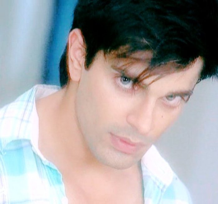 184077_193270854037662_100000642460111_512999_3804363_n - Karan Singh Grover