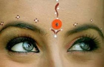 images - Bindi - Punctul rosu de pe fruntea indiencelor