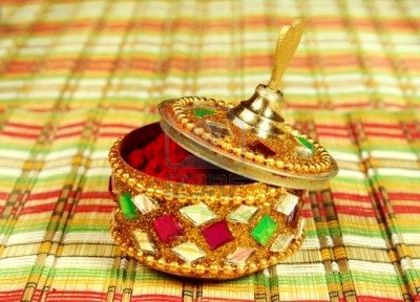 4615471-sindoor--symbol-of-married-indian-woman - Vermilion sau Sindoor - accesoriu indian