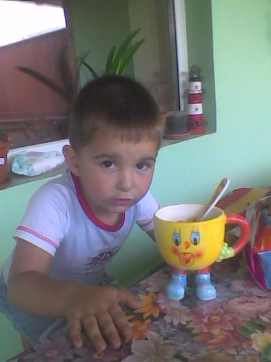 fiul cel mic DANIEL serveste micu dejun