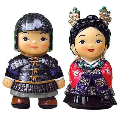 2jdnm9u - Figurine in hanbok 1