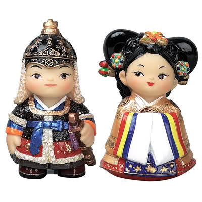 2rncwhl - Figurine in hanbok 1