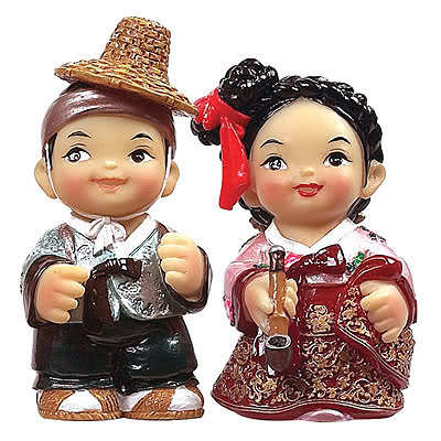 10pn29s - Figurine in hanbok 1