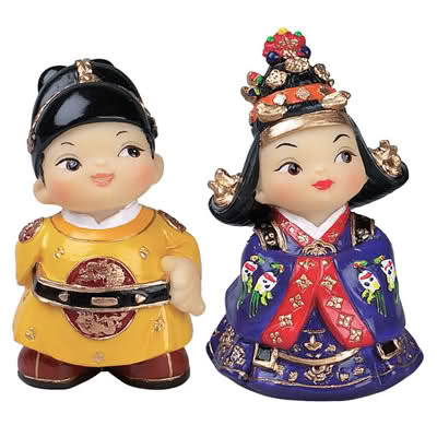 242wndh - Figurine in hanbok 1