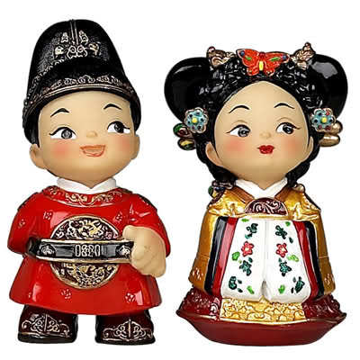 w0s8dc - Figurine in hanbok 1