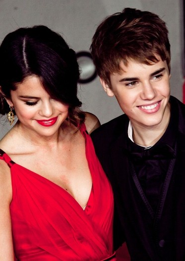 oscars-2011-justin-bieber-y-selena-gomez - vedete si masini frumoase