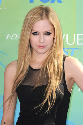 Avril+Lavigne+2011+Teen+Choice+Awards+Arrivals+ISnSMZJQiUQl - At The Teen Choice Awards 2011 - arrivals