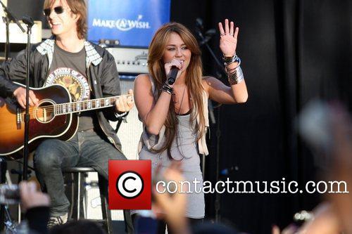 Miley Cyrus (253)