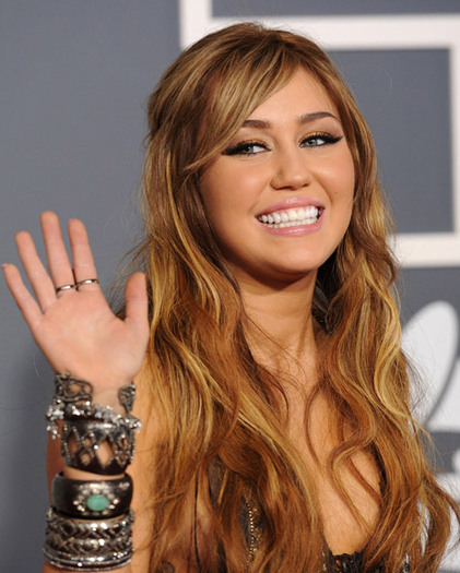 miley cyrus 2011 grammys_2 - Miley Cyrus Vreau sa fiu un model demn de urmat pentru tineri