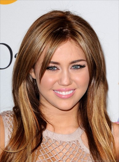 2011_miley_cyrus_pre-grammy_dress_252 - Miley nu vrea studii superioare