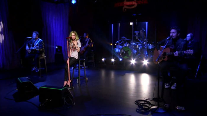 Avril Lavigne - What The Hell (AOL Sessions) 1013