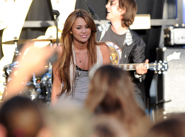 Miley Cyrus (87)