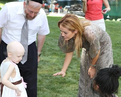 Miley Cyrus - Miley Cyrus a vizitat copiii bolnavi de cancer
