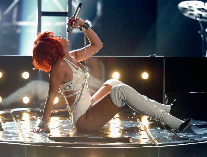 rihanna-billboard-music-awards-2011-06