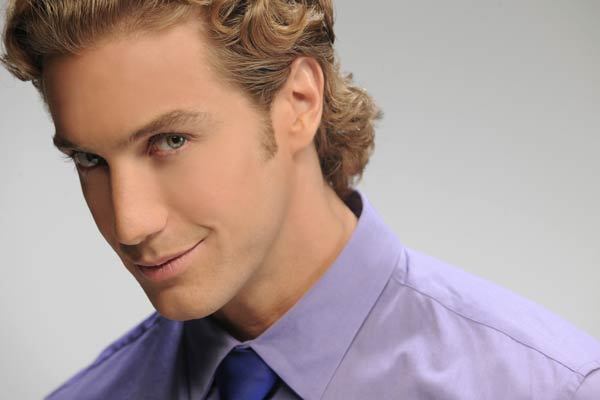 Martin - Eugenio Siller como Martin Lobos