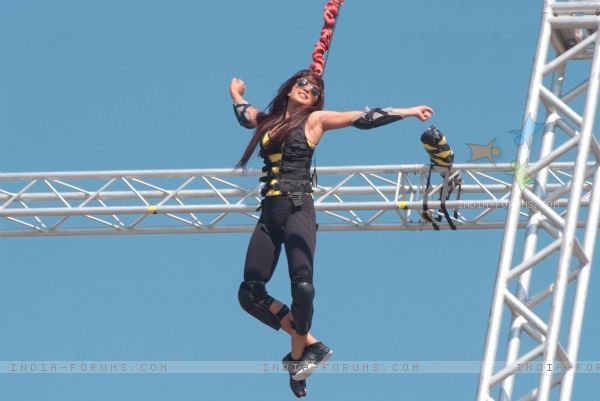 97952-priyanka-stunts-in-fear-factor-khatron-ke-khiladi-x-3 - priyanka chopra