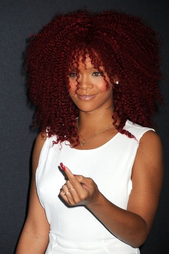 aAfkjfp01fo1i-28137loc13997979_CFF_23855_122_139lo - rihanna 2011
