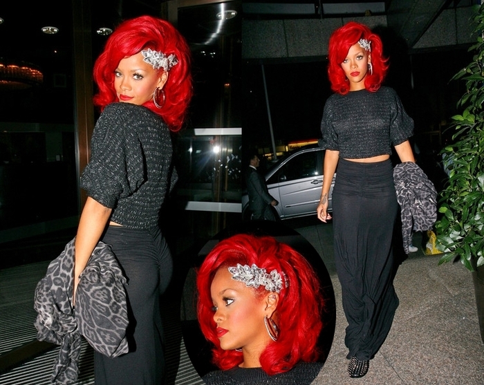 Rihanna-a-pozat-pentru-paparazzi-in-fata-hotelului - rihanna 2011