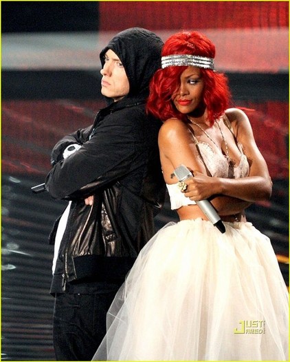 Pe-scena-Eminem-si-Rihanna-VMA-2010-5