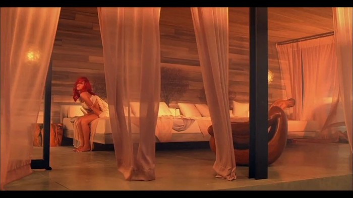 162247_2032720534949_2032670933709_57458_1459_b - rihanna
