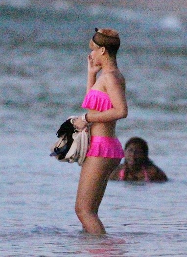 rihanna-bikini-barbados-photos-12272009-010-820x1125 - rihanna
